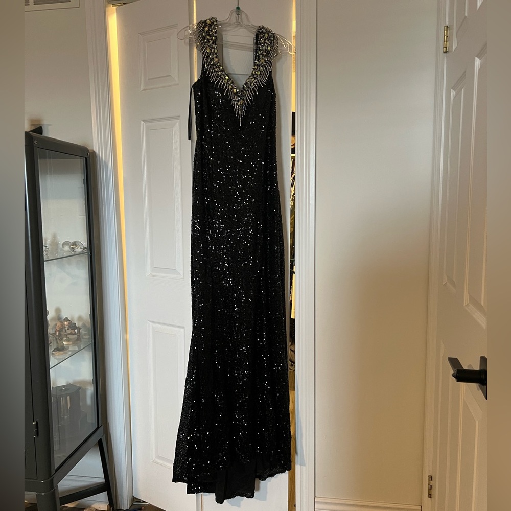 BEAUTIFUL SEQUIN JEWELLED GOWN
